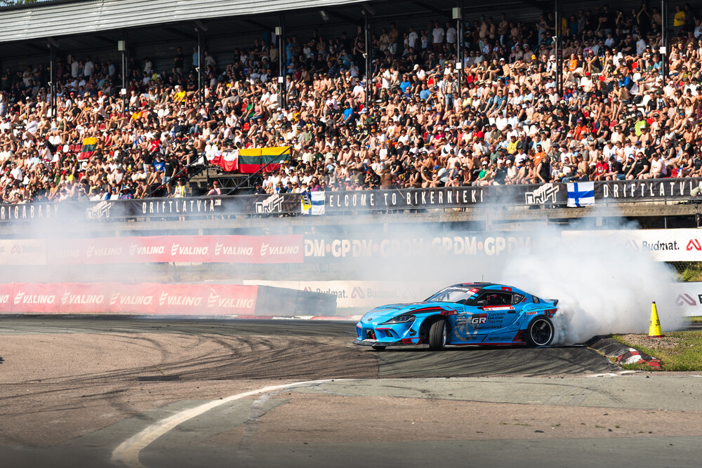 Drift Masters Lettland, Yves Meyers Toyota GR Supra vor vollen Tribünen©Jordan Butters.jpg