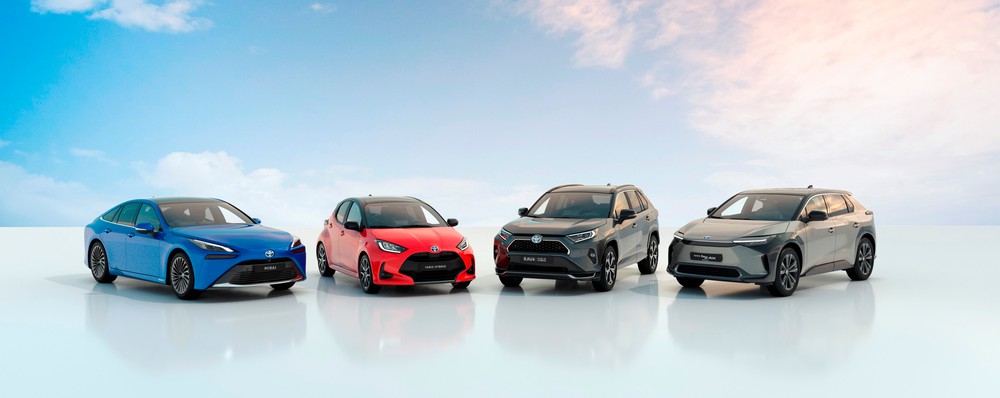Cover Toyota Sales 2021_2.jpg